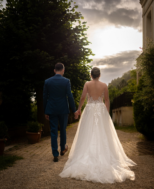 Photographe de mariage en Île-de-France – Couple marche dos