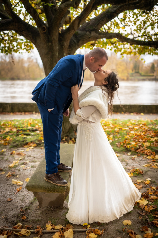 Photographe de mariage en Yvelines – Couple banc embrasse