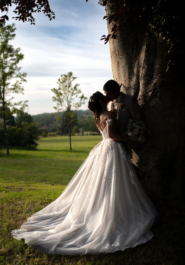 Photographe mariage Île-de-France – Couple embrasse arbre