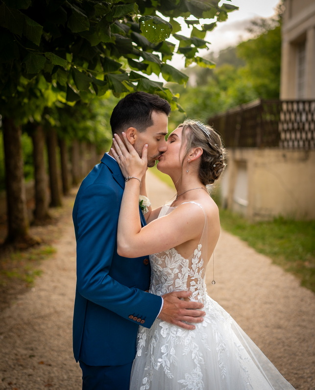 Photographe mariage Île-de-France – Couple qui s’embrasse