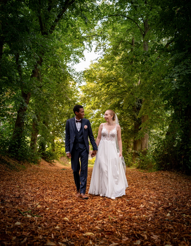 Photographe de mariage en Yvelines – Couple qui marche