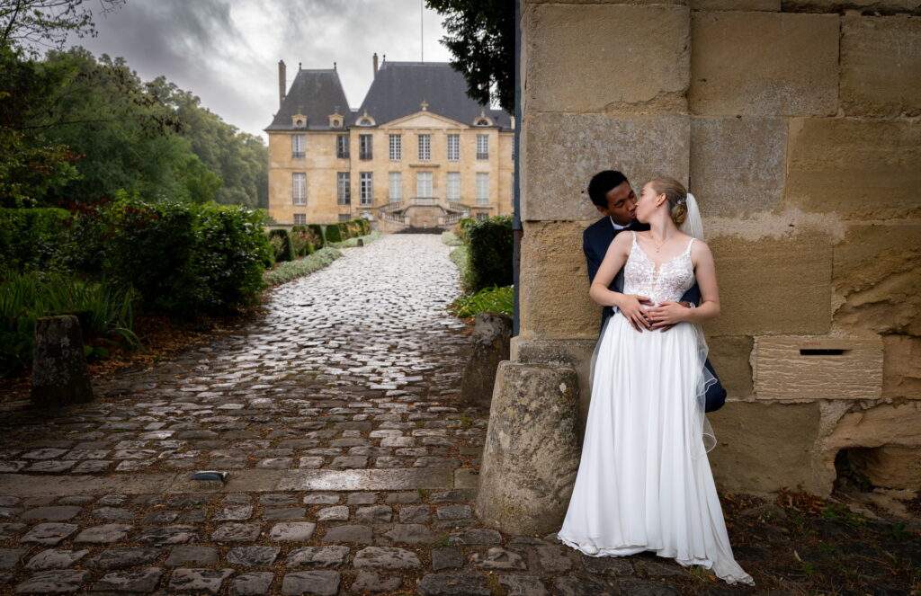 Photographe de mariage en plein reportage le jour dans un château.