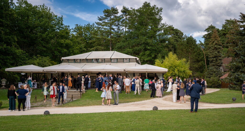 La Grande Verrière pour le cocktail durant un mariage au Domaine de la Butte Ronde