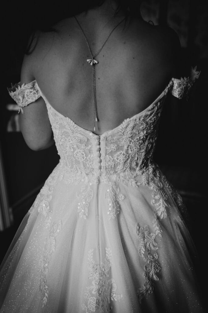 Mariée de dos avec sa magnifique robe - Photographe mariage Versailles