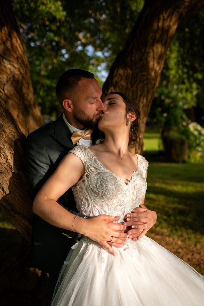Mariés s'embrassant sous un arbre - Photographe Mariage Versailles